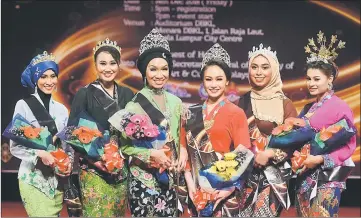  ?? — Bernama photo ?? Miss Malaysia Kebaya, Aini Sophia Shamsol Zailan Melaka (third, right) and Mrs Malaysia Kebaya 2018 Nor Hazwani Che Rahim from Kuala Lumpur (third, left) with the runners-up in a photocall.