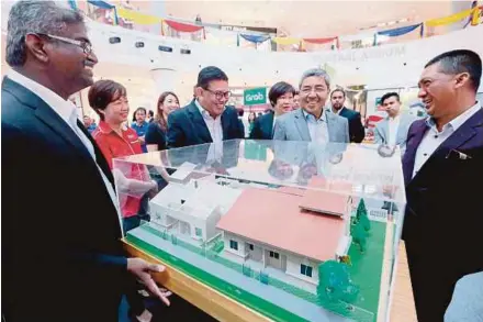  ?? PIC BY AMRAN HAMID ?? Kedah Menteri Besar Datuk Seri Ahmad Bashah Md Hanipah (second from right) visiting the property showcase at Aman Central in Alor Star yesterday. With him are NSTP chief executive officer Datuk Abdul Jalil Hamid (third from left) and state Housing and...