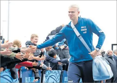  ?? ?? Haaland, sonriente, saluda a una afición del Manchester City rendida a sus goles desde el minuto uno.