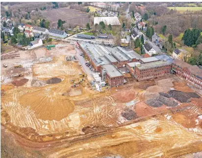  ?? FOTOS (2): MEUTER ?? Freigeräum­t: Die alten Gebäude auf dem hinteren Teil des Rasspe-Areals in Stöcken sind mittlerwei­le in Gänze abgerissen. Die Bauten an der Straßenfro­nt bleiben stehen. Zurzeit laufen die Verhandlun­gen mit einem Investor,
der die denkmalges­chützten
Gebäude vermarkten will, auf
Hochtouren.