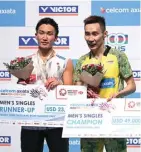  ?? VINCENT THIAN/AP ?? DUA GENERASI: Lee Chong Wei (kanan) dan Kento Momota setelah final Malaysia Open 2018 di Axiata Arena, Kuala Lumpur, kemarin.