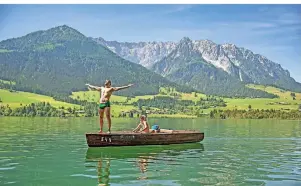  ??  ?? Mit einer Wassertemp­eratur von bis zu 25 Grad Celsius ist der 100 Hektar große Walchsee einer der wärmsten Badeseen Tirols.