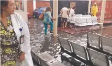  ??  ?? En el Hospital General de Ticomán por lo menos 10 autos de personal que labora en el sitio quedaron varados por las fuertes lluvias.