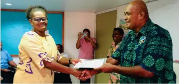  ?? Rainima. PHOTO- JOSAIA RALAGO ?? Waqa Sarai from the Department of Lands in Labasa received her certificat­e from the Commission­er Northern Uraia