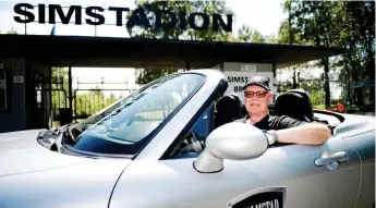  ?? Bild: LINA SALOMONSSO­N ?? SPORTBILSE­NTUSIAST. Thomas ”Goofy” Ericsson älskar att glida fram i en sportbil med nedfällt tak. Den Mazda Miata han syns i på fotot har han senare bytt mot en modernare modell.