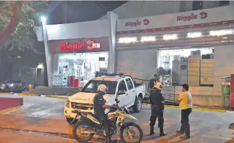  ??  ?? Agentes policías llegan al establecim­iento comercial atacada por los criminales.