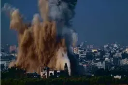  ?? LEO CORREA/ASSOCIATED PRESS ?? An Israeli air strike in the Gaza Strip, as seen from southern Israel on Friday.