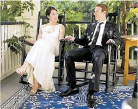  ??  ?? Na 5. godišnjicu braka Mark Zuckerberg odlučio je odjenuti odijelo i kravatu