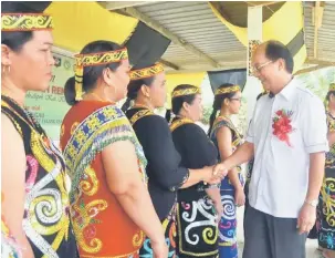  ??  ?? SAMBUT: Gerawat disambut mesra oleh kaum ibu sejurus tiba di Long Wat.