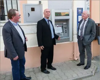  ?? (Photo P. Z.) ?? Devant La Poste de Néoules, André Guiol, Pierre-Yves Collombat et Robert Cecchinato observent comme un symbole l’écriteau indiquant que le distribute­ur de billets est hors service.