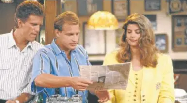  ?? // NBC ?? Ted Danson, Woody Harrelson y Kirstie Alley, en ‘Cheers’. Abajo, la actriz en ‘Norte y Sur’