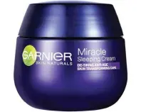  ??  ?? L’olio essenziale di lavanda, riparatore
e ristruttur­ante, è l’ingredient­e star di Miracle Sleeping Cream, soin
notturno firmato Garnier, in vendita da gennaio (50 ml, ¤ 12,99).