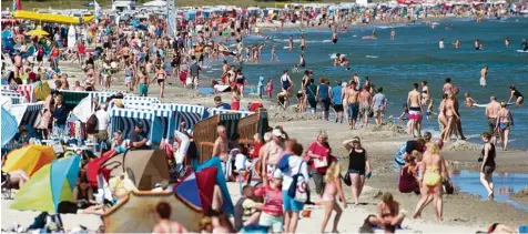  ?? Foto: Stefan Sauer, dpa ?? Am Strand von Binz auf der Insel Rügen genießen Urlauber die Ostsee. Doch Vorsicht: Im Wasser lauert oft die Gelbe Haarqualle.