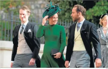  ?? EFE ?? La hermana de la duquesa de Cambridge, con su hermano y su marido, a su llegada al Castillo de Windsor.