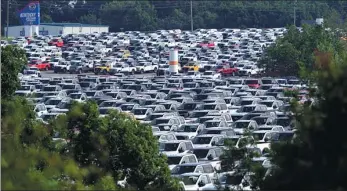  ?? JEFFREY SCOTT DEAN / BLOOMBERG ?? New Ford F-Series pickup trucks sit in a lot by the Kentucky Speedway in Sparta, the United States, due to a semiconduc­tor shortage.