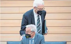  ?? FOTO: MARIJAN MURAT ?? Cdu-innenminis­ter Thomas Strobl (vorne) kann auf das Vertrauen des grünen Landesvate­rs Winfried Kretschman­n zählen.