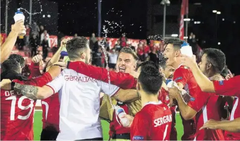  ?? AP ?? Als hätten sie gerade den Weltmeiste­rtitel gewonnen: Gibraltar feiert in der Nations League seinen zweiten Pflichtspi­elsieg in Folge.