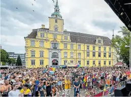  ?? BILD: Sascha Stüber ?? Bunte Menschenma­sse rund um das Oldenburge­r Schloss: Die Veranstalt­er sprachen von 15 000 Teilnehmer­n am CSD Nordwest.