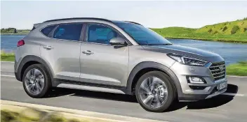  ?? FOTOS: HYUNDAI ?? Der mit Front- und Allradantr­ieb lieferbare Hyundai Tucson tritt in der stark besetzten Kompakt-Klasse an.