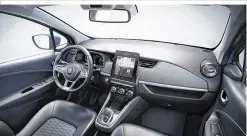  ??  ?? Das Cockpit des überarbeit­eten Zoe ähnelt dem des neuen Clio. Neu sind das Lenkrad und der Bildschirm, der Handbremsh­ebel ist weg