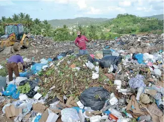  ?? KELVIN MOTA ?? Samaná no cuenta con un manejo adecuado de los desechos sólidos. Autoridade­s buscan un lugar para construir un relleno sanitario.