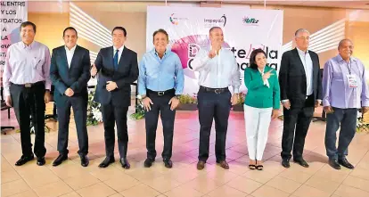  ??  ?? A la cita acudieron los ocho aspirantes a la gubernatur­a de Morelos.