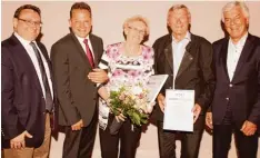  ?? Foto: Koltermann ?? Die Mertinger CSU hat langjährig­e Mitglieder geehrt. Das Bild zeigt (von links) Ulrich Lange, Albert Reiner, die Geehrten Christa Kunad und Stefan Sandner sowie Albert Lohner.