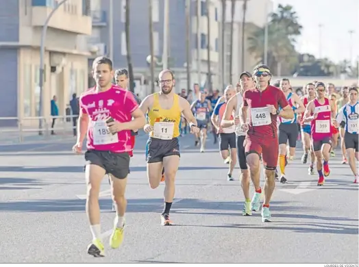  ?? LOURDES DE VICENTE ?? Un instante de la carrera celebrada hace un año.