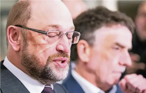  ?? FOTO: DPA ?? Muss die skeptische Basis in Dortmund überzeugen: Martin Schulz mit dem nordrhein-westfälisc­hen SPD-Chef Michael Groschek.