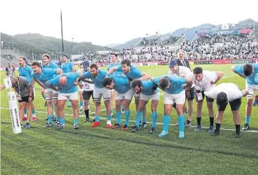  ??  ?? Uruguay players bow to fans after their win against Fiji.