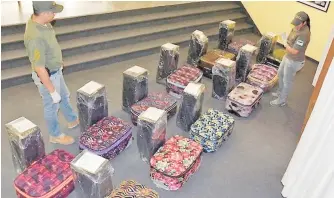  ?? |GENDARMERí­A ARGENTINA ?? Los 400 kilos de cocaína fueron retirados de las maletas y se las rellenó con paquetes de harina, sumado a que se les puso un GPS