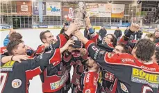  ?? FOTO: CHRISTIAN FLEMMING ?? In der Overtime schafften es die Indians aus Memmingen, das Spiel zu drehen und den Titel des Bayerische­n Meisters zu holen