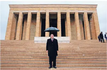  ?? FOTO:DPA ?? Bundeswirt­schaftsmin­ister Peter Altmaier (CDU) steht vor dem Mausoleum des Staatsgrün­ders der Türkei, Mustafa Kemal Atatürk.