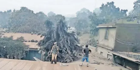  ??  ?? Tras la erupción del Volcán de Fuego, en Acatenango, las viviendas quedaron sepultadas. El Ejecutivo dijo que casi un millón de personas resultaron afectadas.