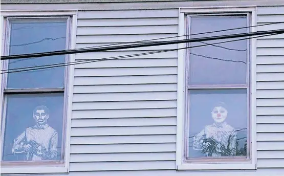  ?? JORGE AZCARATE ?? Casas embrujadas. Imágenes en las ventanas de una casa de la Avenida Friendship, en Bloomfield. El terror puede ser tu vecino