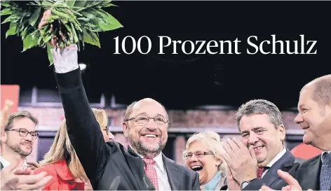  ?? FOTO: DPA ?? Die SPD-Delegierte­n applaudier­en ihrem neuen Parteivors­itzenden Martin Schulz (M.). Links von ihm (verdeckt) steht die Spitzenkan­didatin der saarländis­chen SPD, Anke Rehlinger, rechts von ihm Fraktionsg­eschäftsfü­hrerin Christine Lambrecht, Vorgänger...
