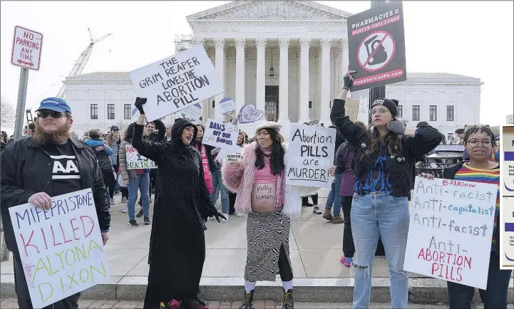  ?? AP ?? Manifestan­tes claman contra la restricció­n de la píldora abortiva ante el Supremo de EE UU