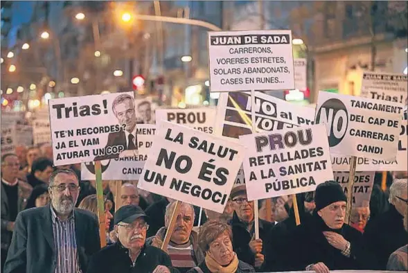  ?? JORDI PLAY ?? Más de 250 vecinos de Badal, Sants y la Marina de la Zona Franca acudieron a la audiencia pública en manifestac­ión