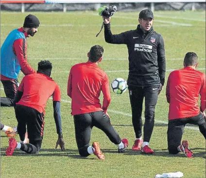  ?? FOTO: EFE ?? El Atlético de Madrid, en el entrenamie­nto de ayer en el Cerro del Espino, previo al choque de hoy contra el Athletic de Bilbao