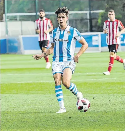  ?? FOTO: UNANUE ?? Ander Gorostidi abre a la banda, mirando al frente, en un momento del derbi que el Sanse jugó contra el Bilbao Athletic