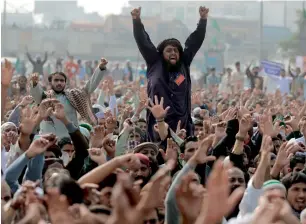  ?? Reuters ?? Members of the Tehreek-i-Labaik party shout slogans at a sit-in in Rawalpindi on Friday. —