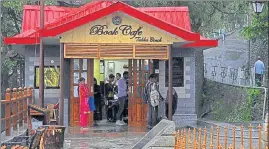  ?? DEEPAK SANSTA/HT ?? Besides providing books and magazines, the cafe located at Taka Bench serves snacks baked by inmates of Shimla’s Kaithu jail.