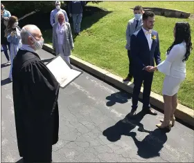  ?? MICHAEL P. RELLAHAN - MEDIANEWS GROUP ?? District Judge John Bailey officiates the wedding of William Foti and Danielle Camaroto of Honey Brook outside his court in Exton Tuesday.