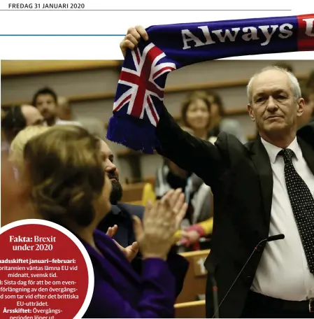  ??  ?? Ledamoten Richard Corbett håller upp en halsduk under britternas sista dag i Eu-parlamente­t i onsdags.