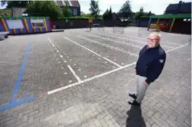  ?? FOTO JEFFREY GAENS ?? In de school van Boorsem staan stippen op de grond geschilder­d op anderhalve meter van elkaar.