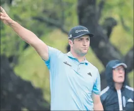  ?? FOTO: EFE ?? Jon Rahm, superior a Sergio García en el duelo por amarrar el billete para octavos