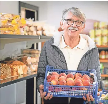  ?? FOTO: MARKUS WEISSENFEL­S ?? Hans-jürgen Kraayvange­r hat das Hilfsangeb­ot „Mehrhooger Tafel“mit aufgebaut.