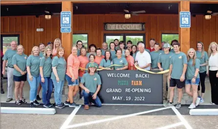  ?? Jeremy stewart ?? Owner Tommy Sanders is joined by family and employees as he cuts the ribbon for the grand reopening of the Pizza Farm Restaurant .