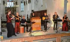  ?? Fotos: Peter Tippl ?? Die Gruppe „Capella de la Torre“mit Katharina Bäuml, Hille Wippermann, Peter Bau er, Martina Fiedler, Uli Wedemeier, Falko Munkwitz und Regina Hahnke (von links) beim Konzert in der Klosterkir­che Auhausen.