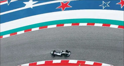  ?? CHARLES COATES / AFP ?? Lewis Hamilton amb el seu Mercedes F1 W09 al Circuit de les Amèriques, a Austin